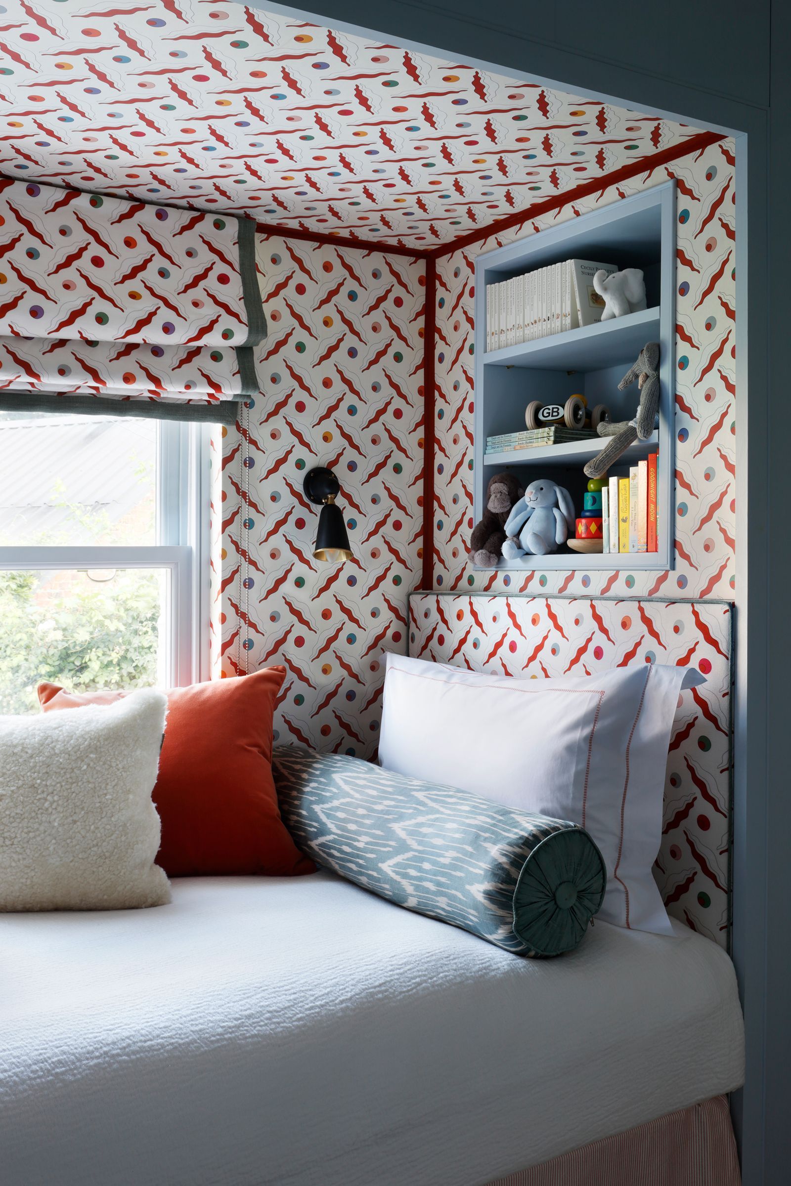 Một chiếc giường hộp cho một đứa trẻ trong một ngôi nhà phía nam London của Studio Peake. Chiếc giường được xây dựng từ trần nhà dốc của ...