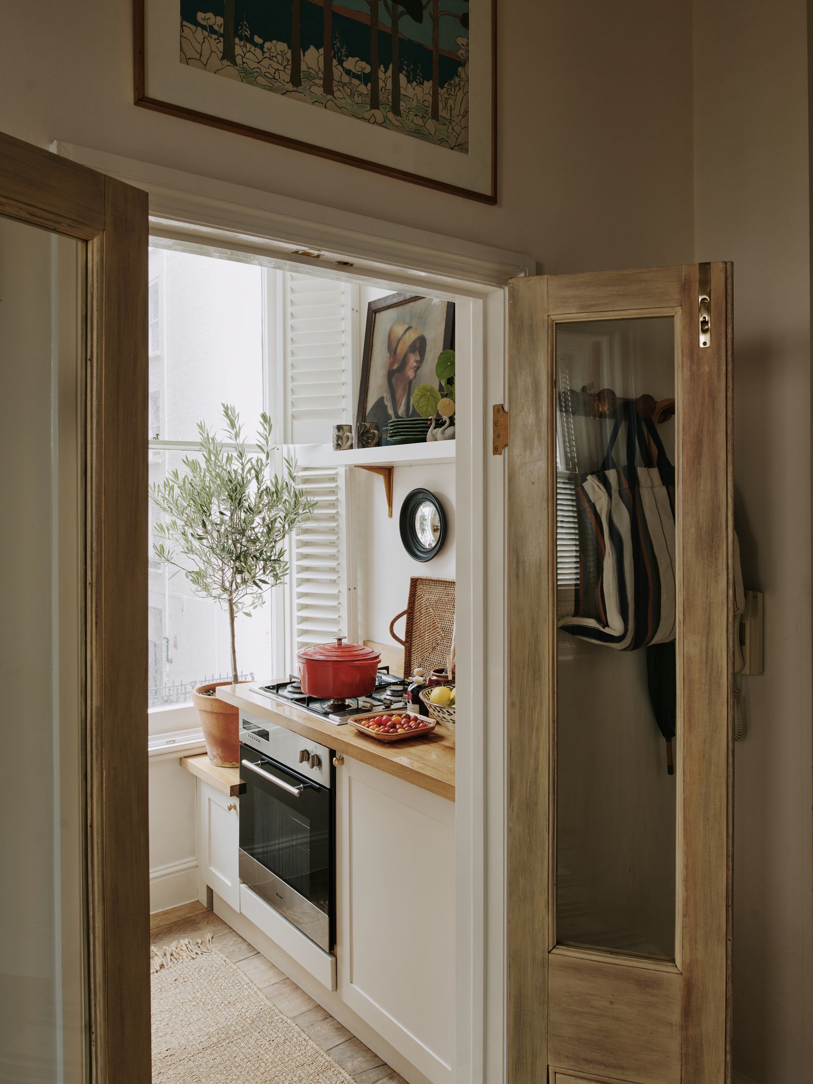 Nhà bếp nhỏ bé của căn hộ thuê của Sally Wilkinson ở London.