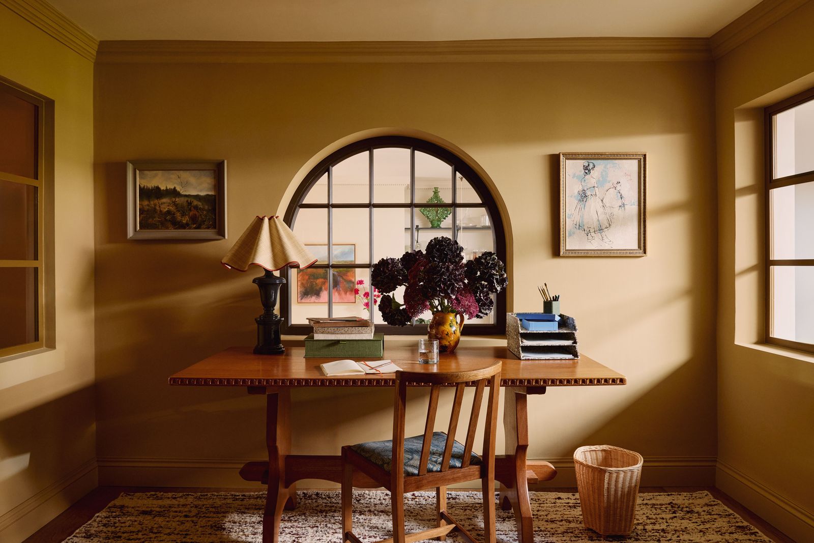 Trong hình ảnh có thể chứa Đồ nội thất Góc Bàn Đèn Ghế Trong nhà Thiết kế nội thất Nghệ thuật Bàn vẽ tranh và Sách